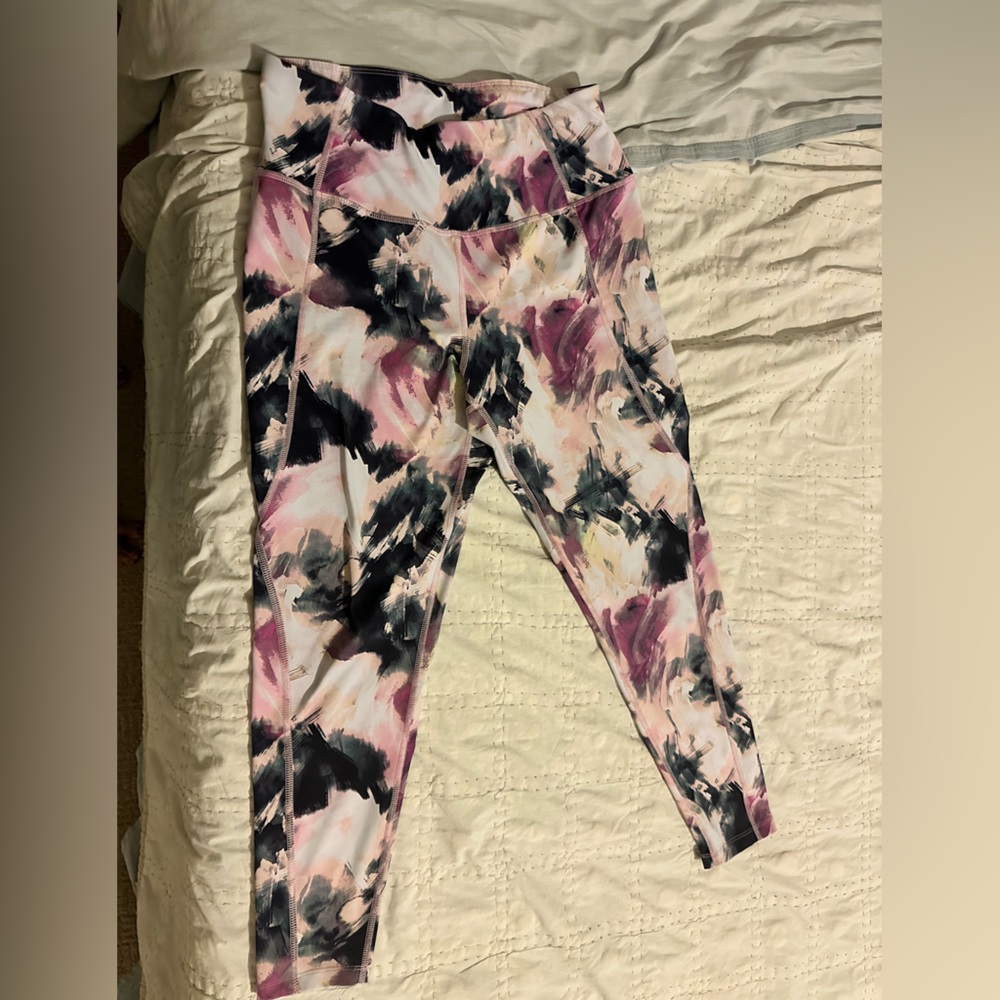 Abstract patterned leggings
